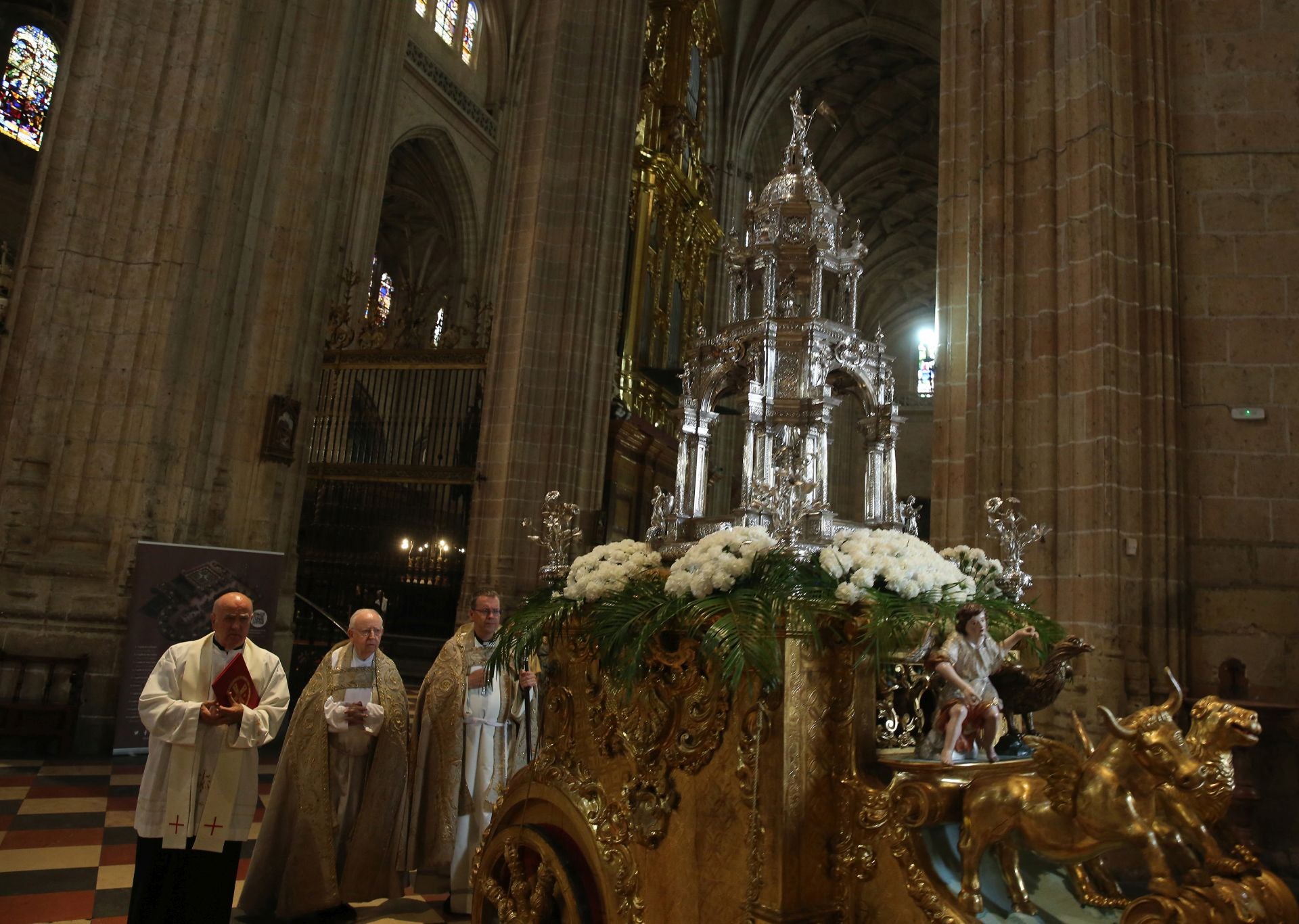 La accidentada procesión del Corpus, en imágenes