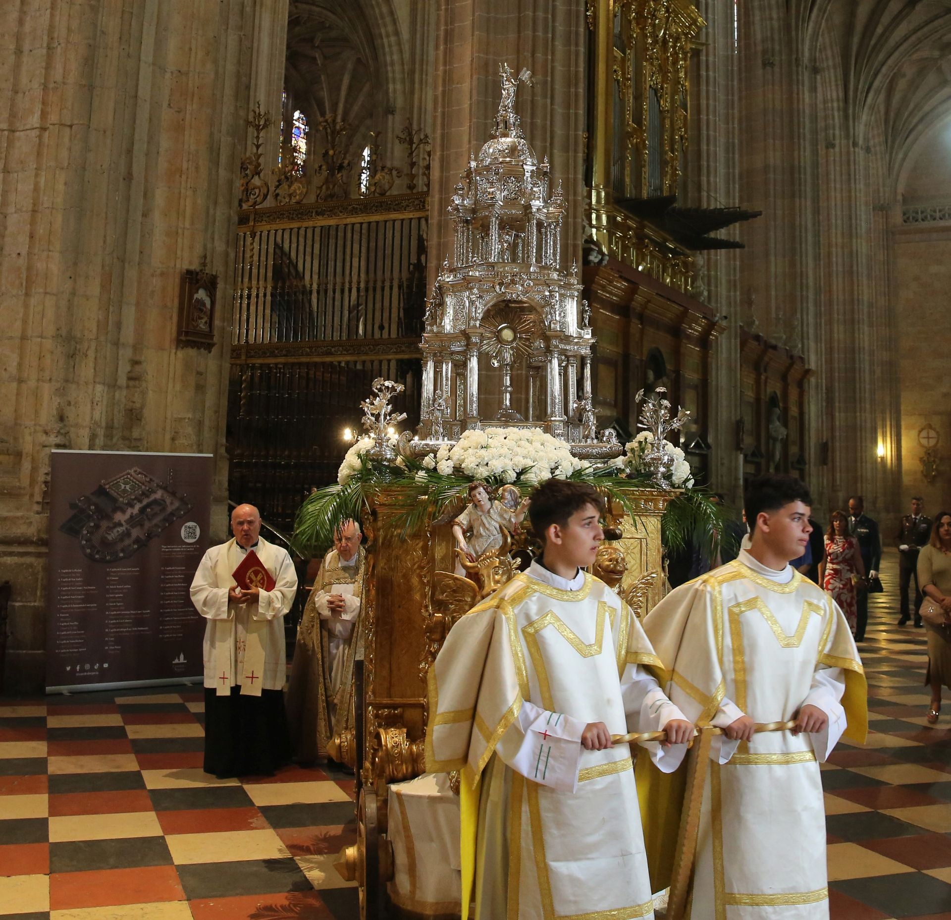La accidentada procesión del Corpus, en imágenes