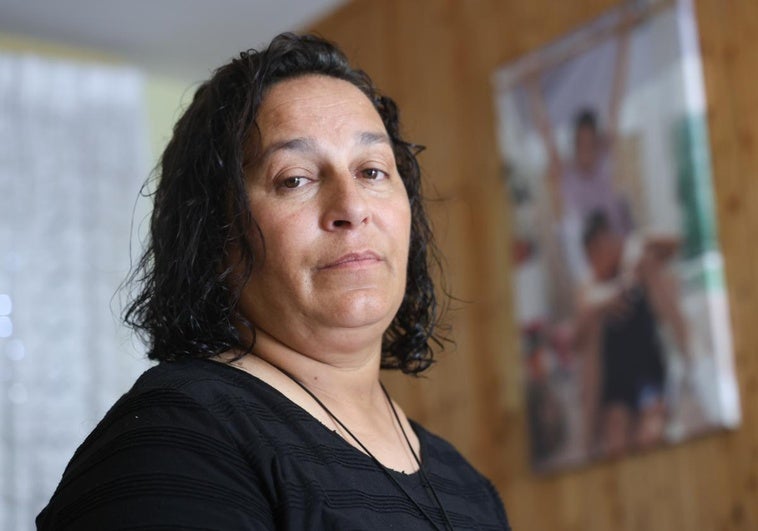 Noelia Barba en su casa de Pozaldez. De fondo una foto de su hijo fallecido.