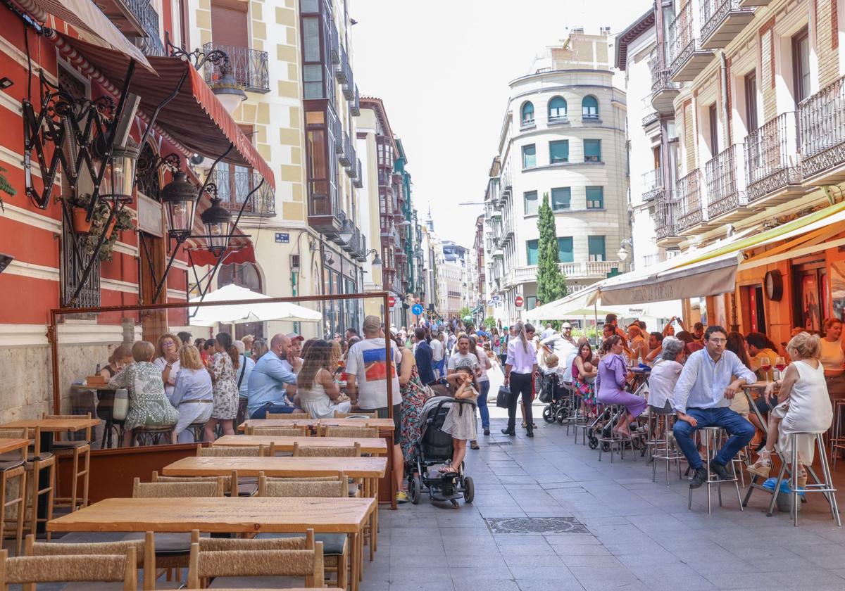 La calle Cascajares de Valladolid este domingo, en torno a las 13:30 horas.