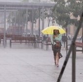 Una mujer se protege de la tormenta en Valladolid, en una imagen de archivo.