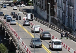 Imagen de archivo, de junio de 2024 (año al que se refiere el estudio), del tráfico sobre el viaducto de Arco de Ladrillo.