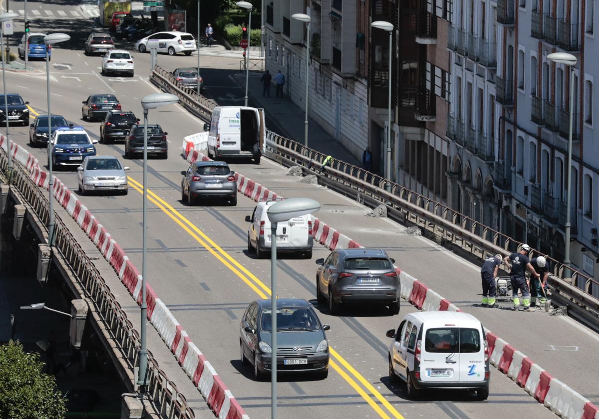 Imagen de archivo, de junio de 2024 (año al que se refiere el estudio), del tráfico sobre el viaducto de Arco de Ladrillo.