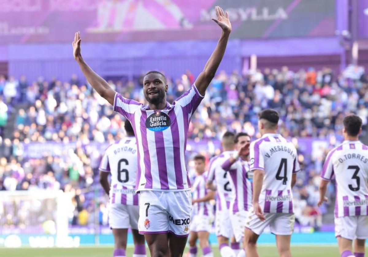 Sylla celebra un gol marcado con el Real Valladolid ante el Eibar en marzo de 2024