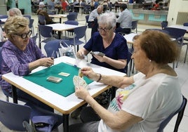 Varias personas, en la cafetería del centro de vida activa de Puente Colgante.