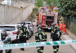 Varios bomberos bajan hasta la zona afectada en Santovenia.