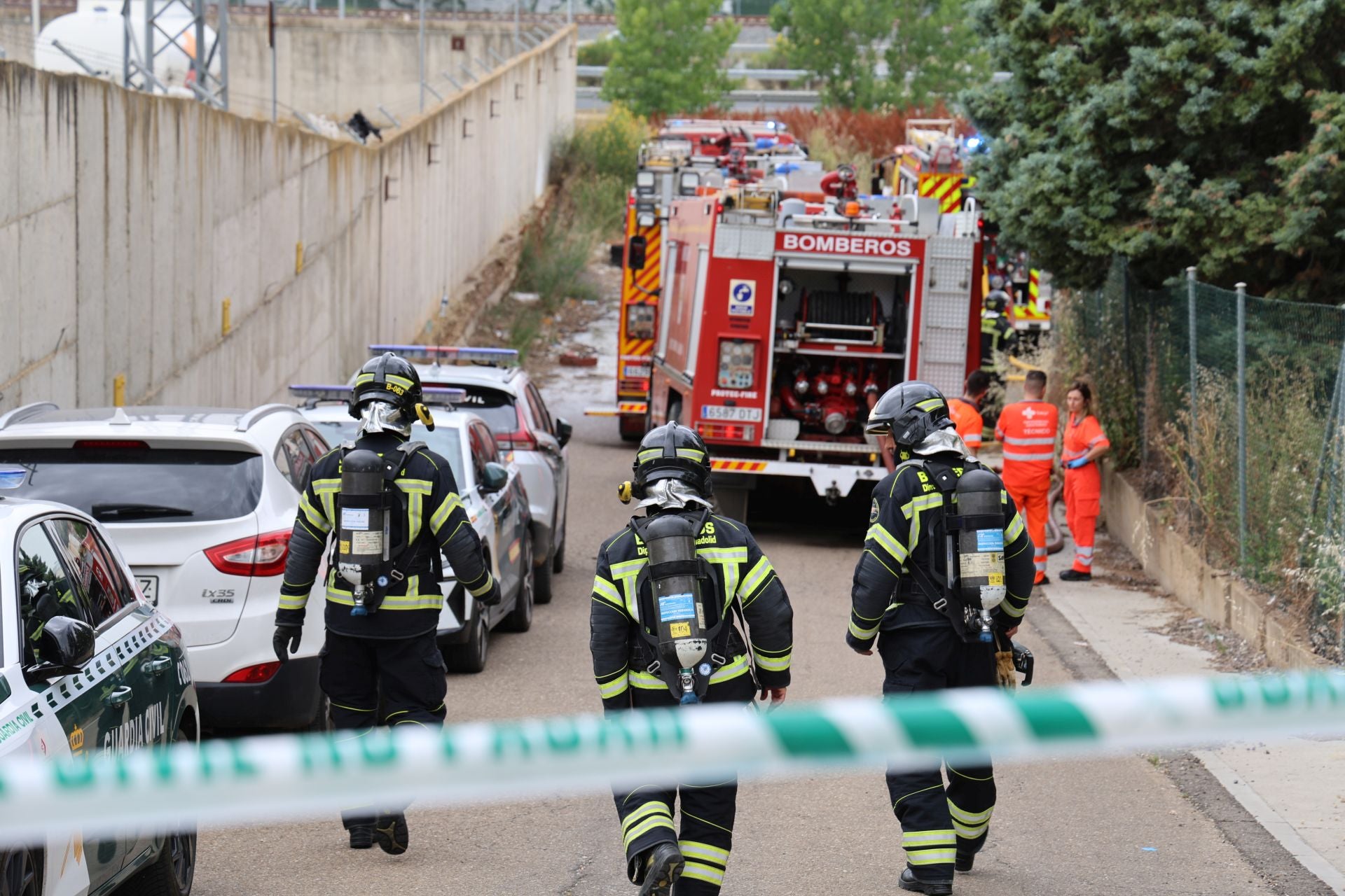 Las imágenes del incendio en una ebanistería de Santovenia