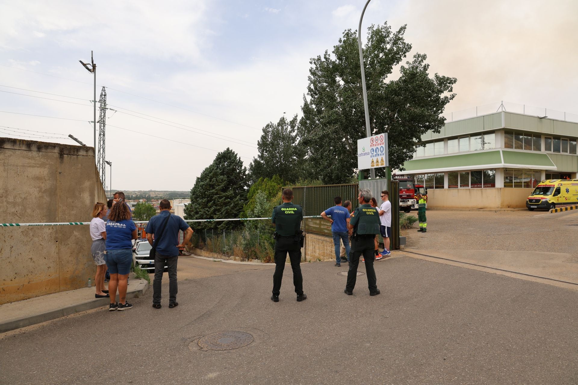 Las imágenes del incendio en una ebanistería de Santovenia