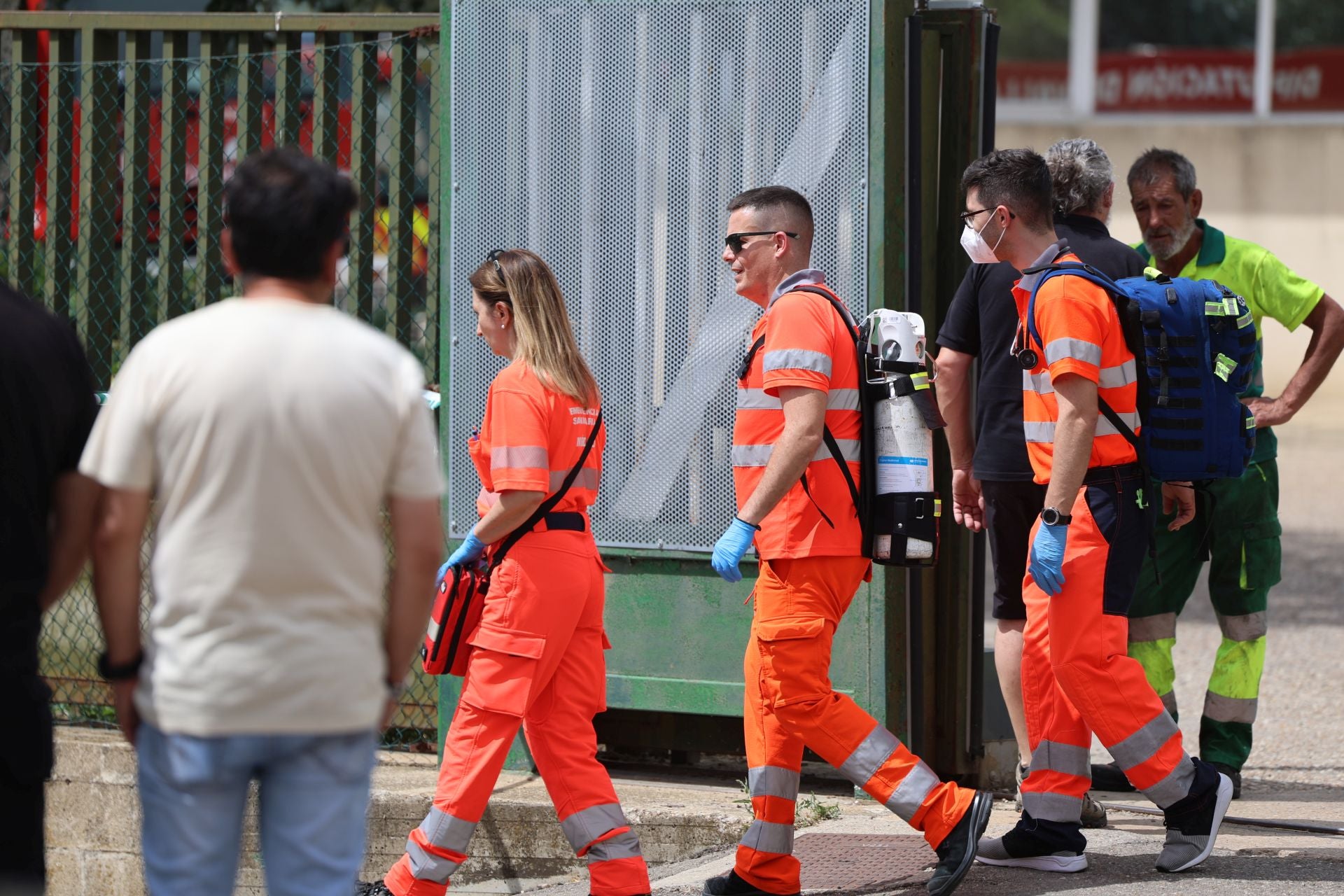 Las imágenes del incendio en una ebanistería de Santovenia