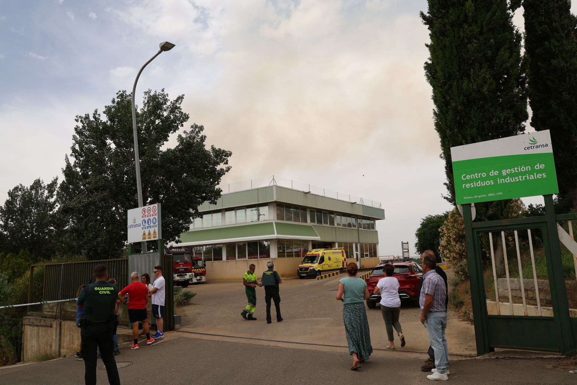 Las imágenes del incendio en una ebanistería de Santovenia
