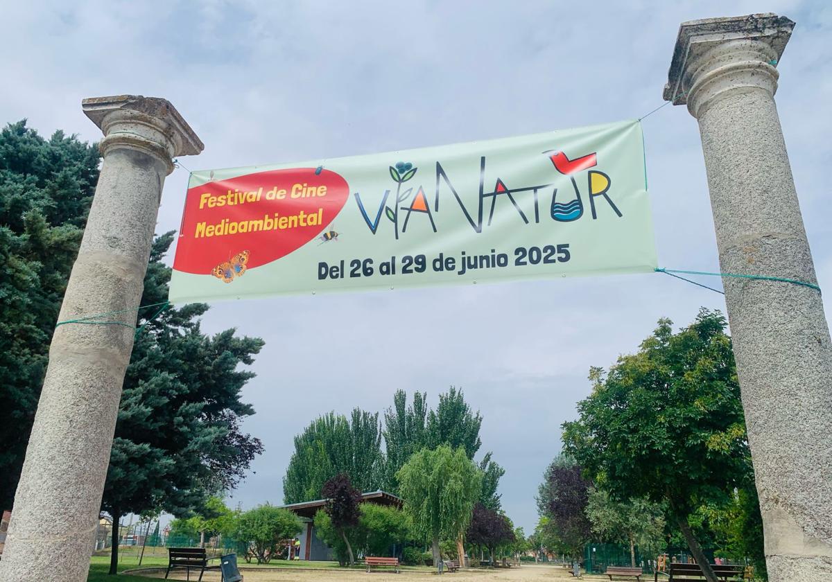Entrada al parque donde se celebrarán las actividades del festival en Viana de Cega.