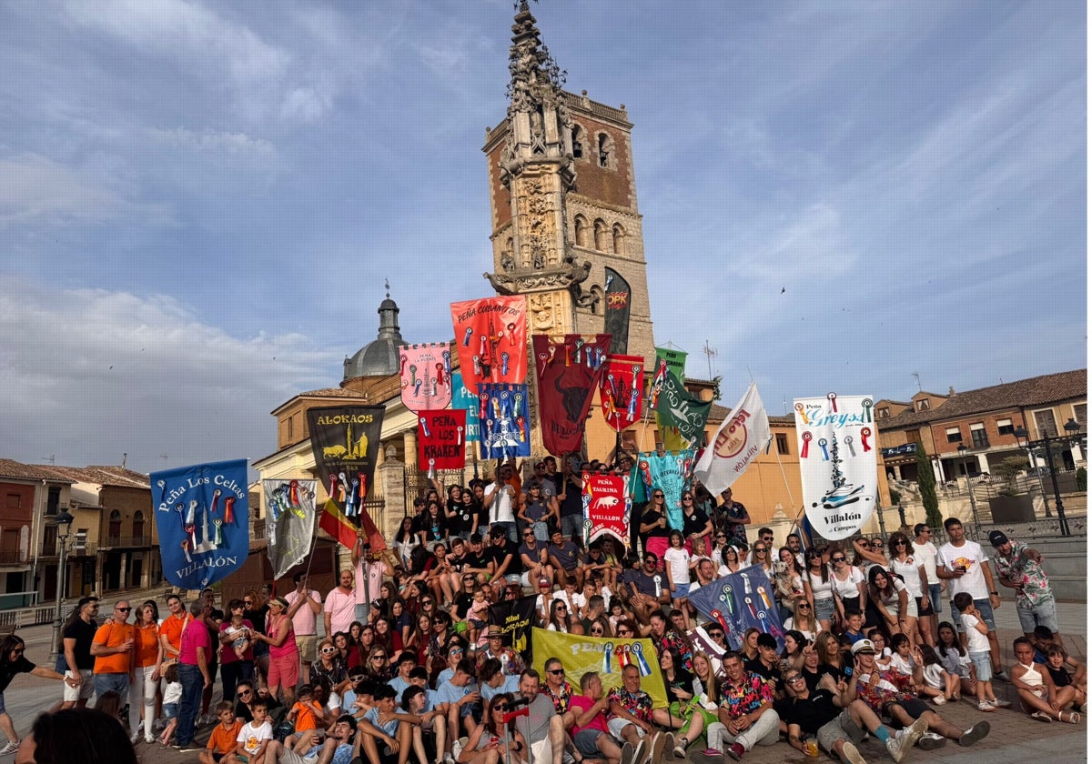 Tradicional fotos de las peñas y cuadrillas con sus estandartes en el rollo
