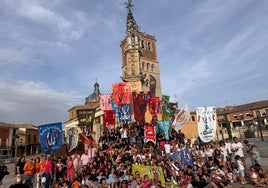 Tradicional fotos de las peñas y cuadrillas con sus estandartes en el rollo
