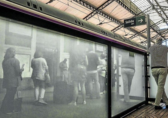 La fotografía 'Reflejos de pasajeros' de Alejandro Pérez García es una de las que se exponen en el tren.