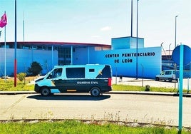 Furgón de la Guardia Civil en el centro penitenciario.