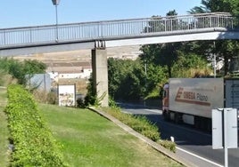 N-601 en el acceso a la localidad de Olmedo.