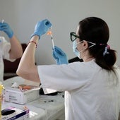 Una enfermera prepara las dosis de vacunación de gripe y covid en una imagen de archivo.