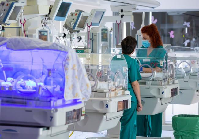 Profesionales de enfermería trabajando en una unidad de neonatos.