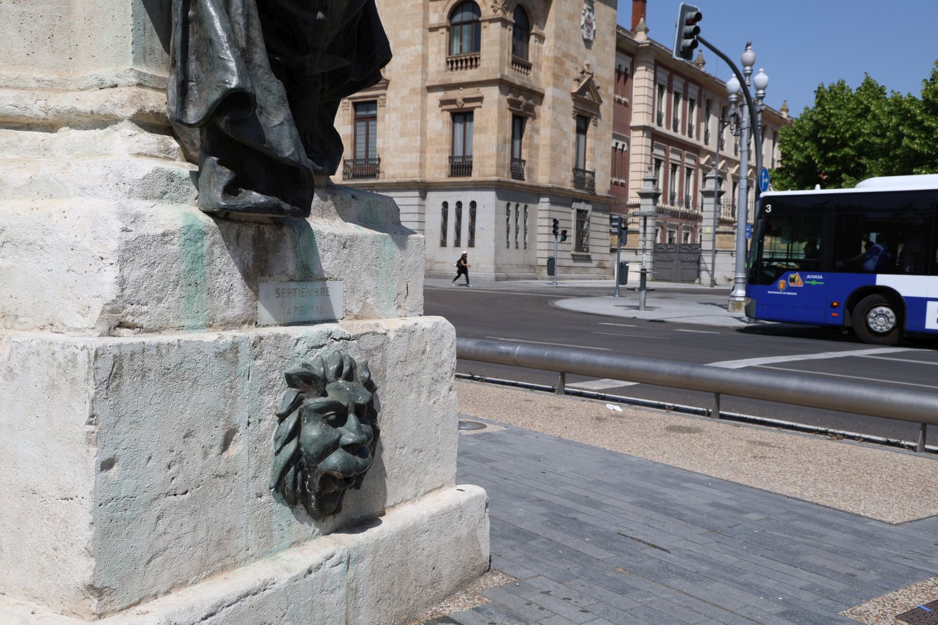 Pedestal de la estatua de Zorrilla en la plaza del mismo nombre.