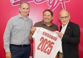 Eusebio, en su presentación como técnico, junto al vicesecretario y presidente de la RFCYL, Carlos Merino y Marcelino Maté.