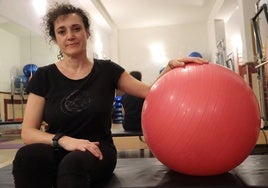Begoña Sastre, en su clínica del barrio de San Lorenzo.
