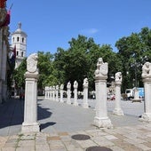 Leones en la Plaza de la Universidad.