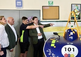 El presidente de la Junta, el alcalde de Valladolid y la consejera de Familia, durante la visita a los centros de Pajarillos Educa.