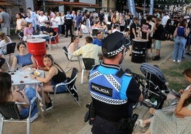 Policía Local vigila la Feria de Día en el paseo del Salón.