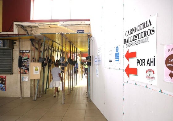 Unos de los pasillos de la estación de autobuses asegurado con unos puntales.