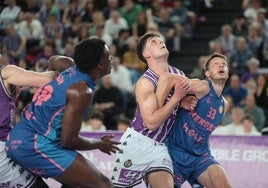 Juangar pelea por un rebote en el último partido de la temporada pasada ante Menorca.