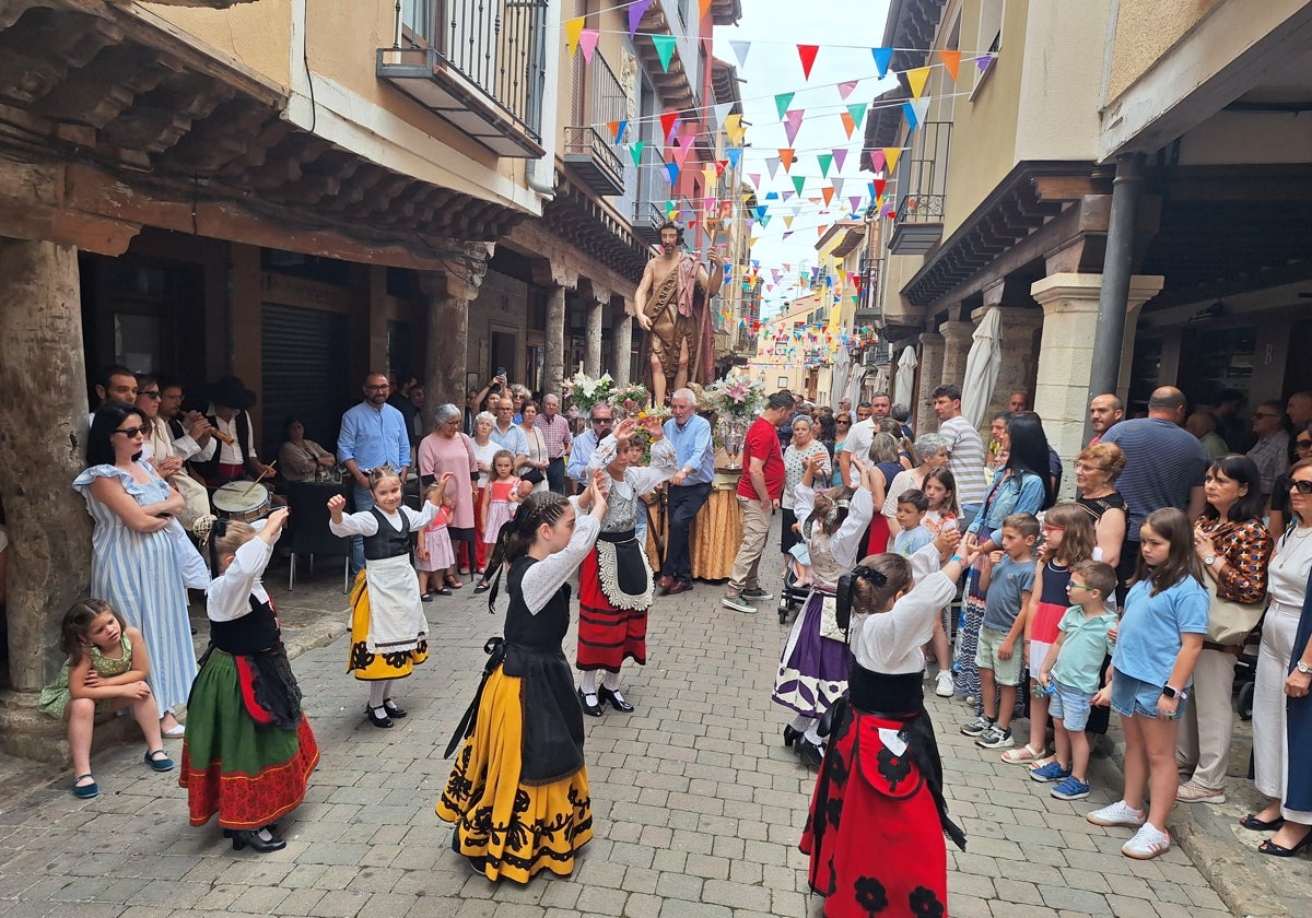 Bailes de la escuela municipal de danza en la calle Mayor durante la procesión