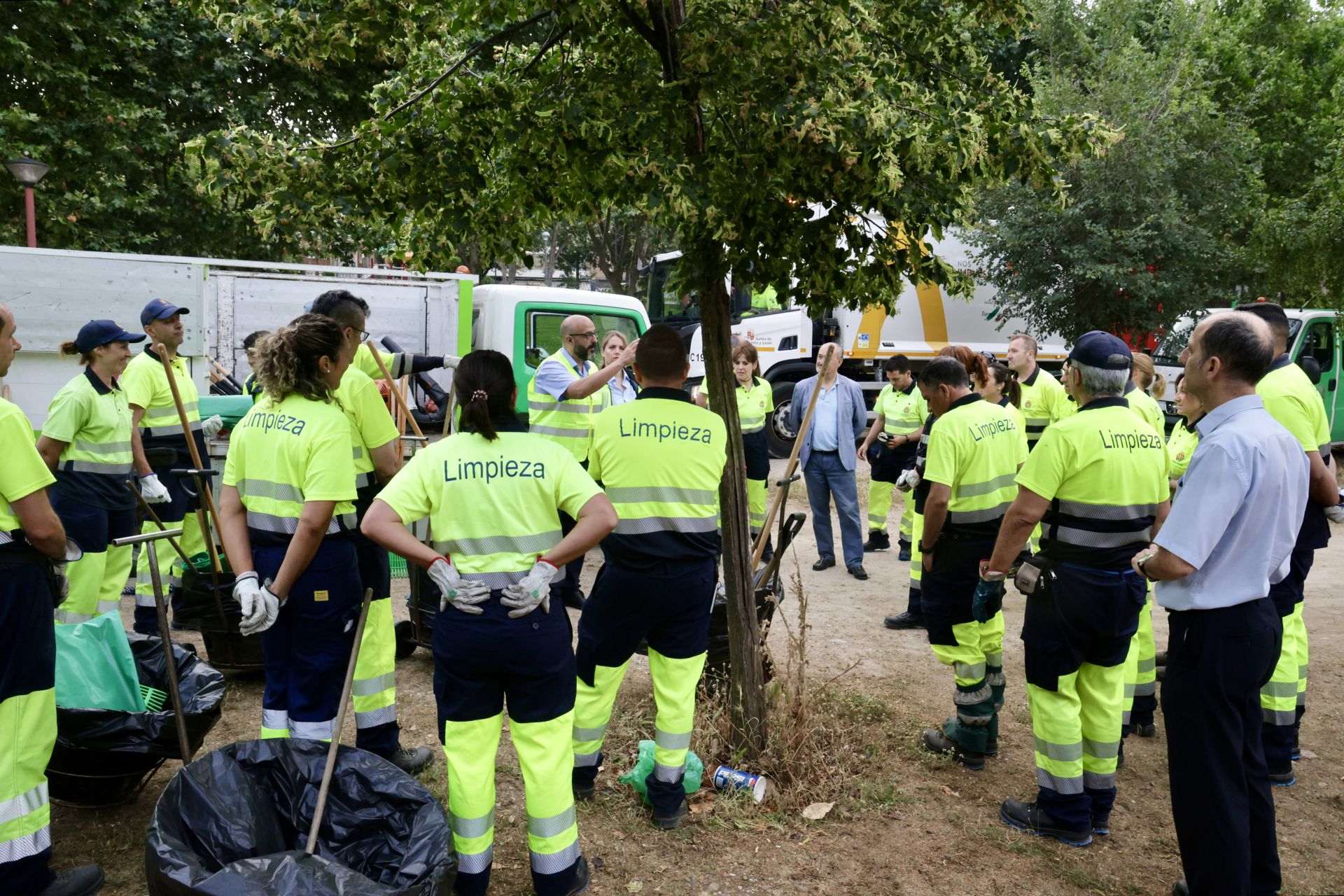 Los servicios de limpieza de Valladolid recogen la basura de las Moreras tras la noche de San Juan