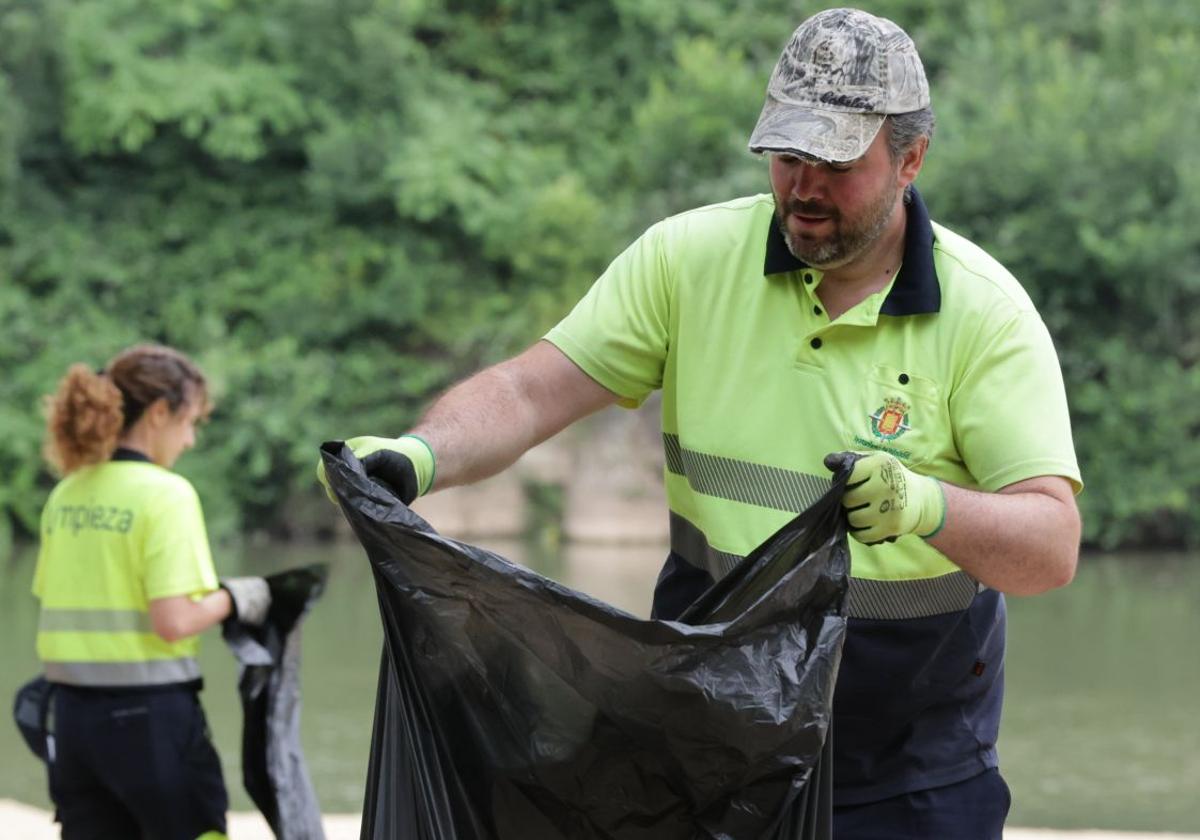 Los servicios de limpieza de Valladolid recogen la basura de las Moreras tras la noche de San Juan