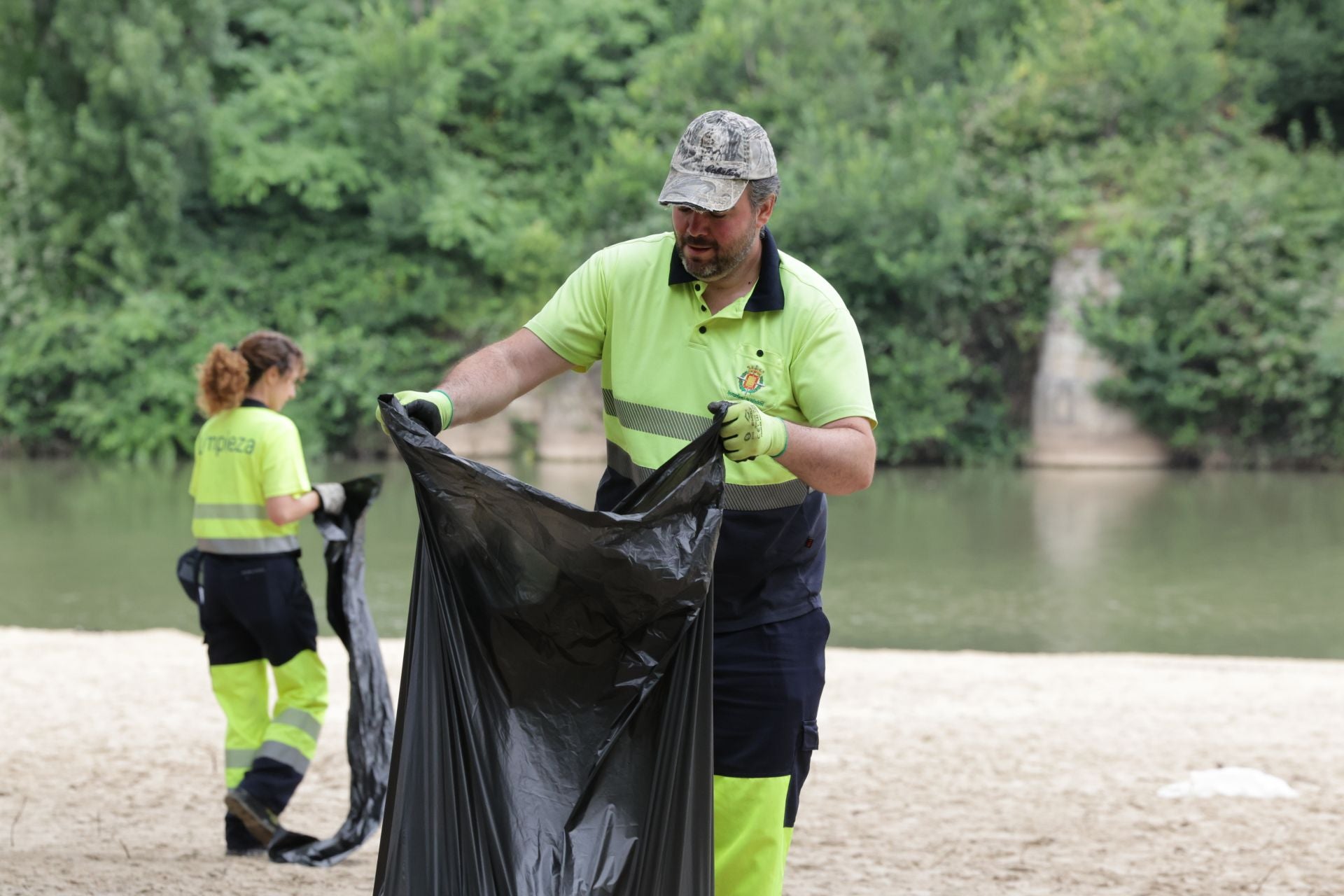 Los servicios de limpieza de Valladolid recogen la basura de las Moreras tras la noche de San Juan
