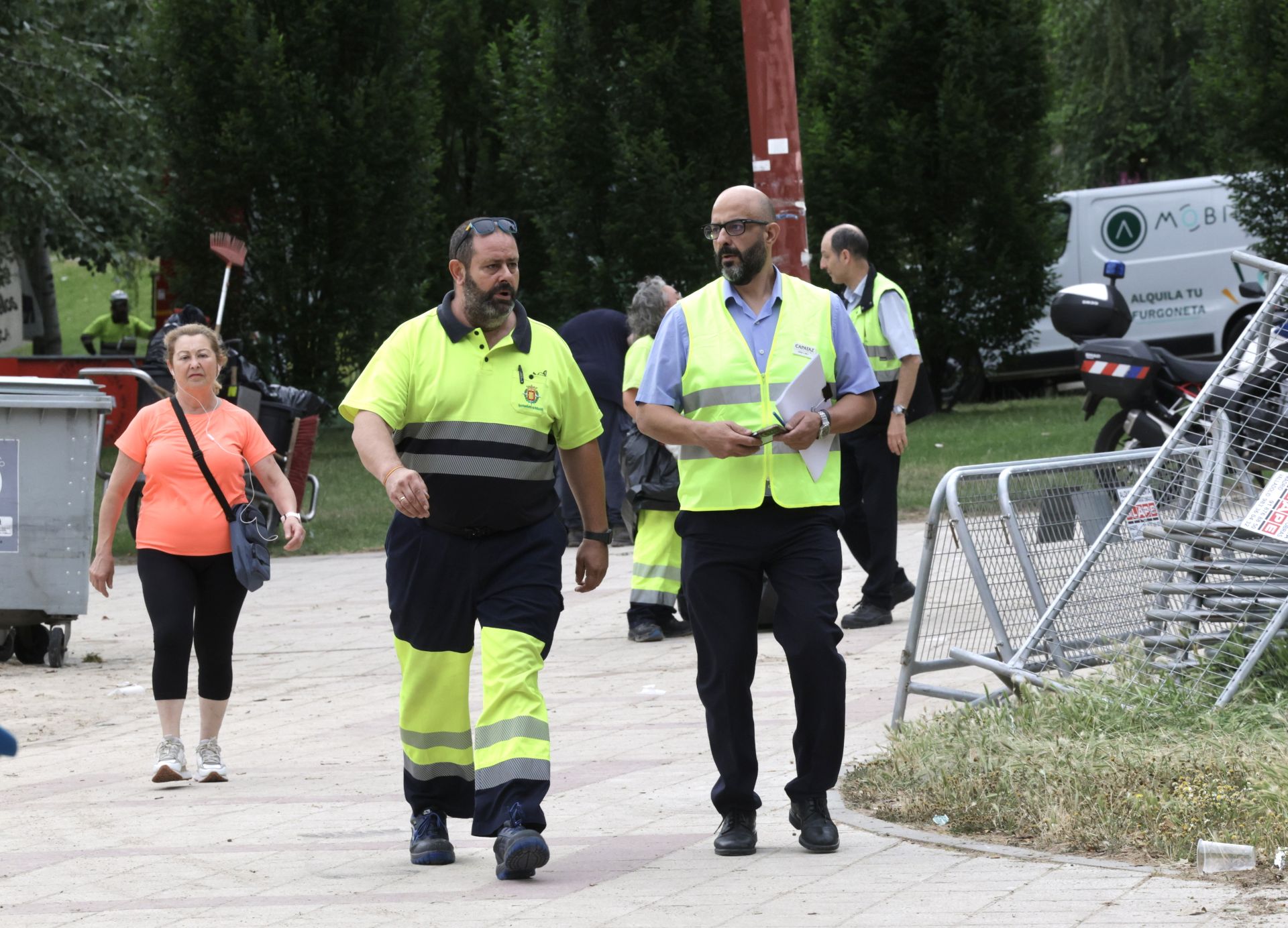 Los servicios de limpieza de Valladolid recogen la basura de las Moreras tras la noche de San Juan