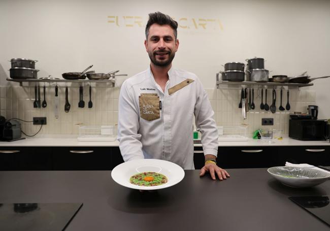 El chef Laín Montes con su plato de guisantes recién terminado