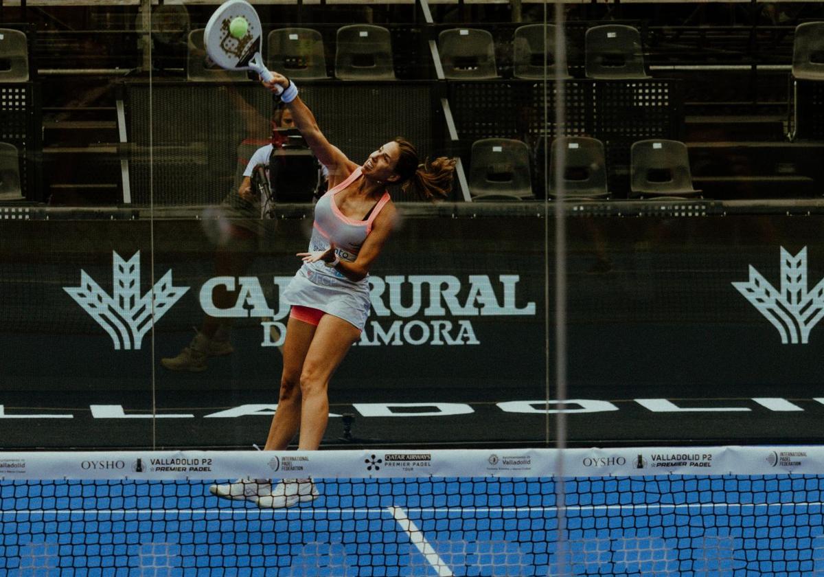La canaria Marta Marrero devuelve una bola desde el fondo de la pista.