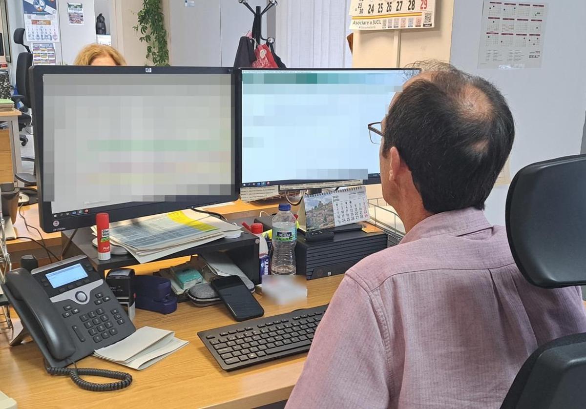 Un agente de la Guardia Civil investiga delitos informáticos.