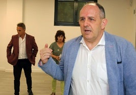 José luis Aceves, con Máximo San Macario y Gloria hernando en la sede del PSOE.