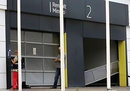 Dos operarios reparan los desperfectos.