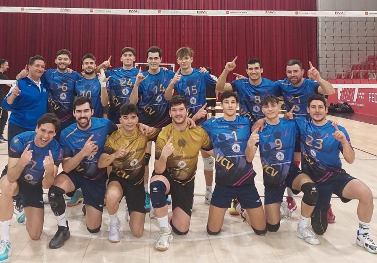 Plantilla del Universitario celebrando el ascenso.