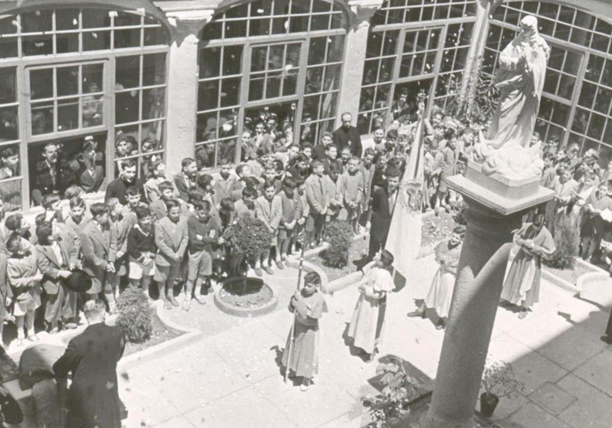 Procesión por la bendición de la imagen de La Inmaculada, en el patio del colegio, el 6 de junio de 1954.