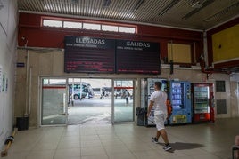 Un joven accede a la zona de las dársenas de la estación de autobuses el pasado martes.