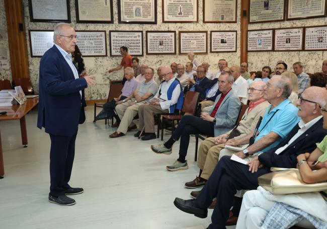 Carlos Vaquero, durante la presentación del libro ante antiguos alumnos de La Inmaculada.