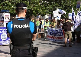 Un policía municipal controla la concentración de sus compañeros en la plaza de la Rinconada.