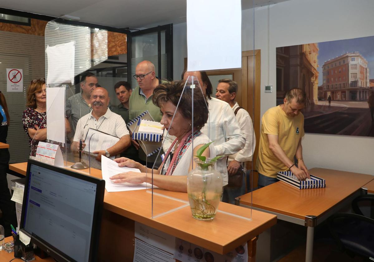 Presentación de las firmas recogidas en el Registro Municipal.