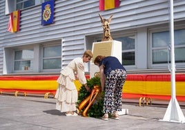 Las viudas de los agentes Vicente Sánchez y Aniano Sutil, durante el homenaje.