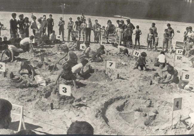 Concurso de castillos de arena en la playa de Las Moreras con motivo de las Ferias y Fiestas de San Mateo 1978.