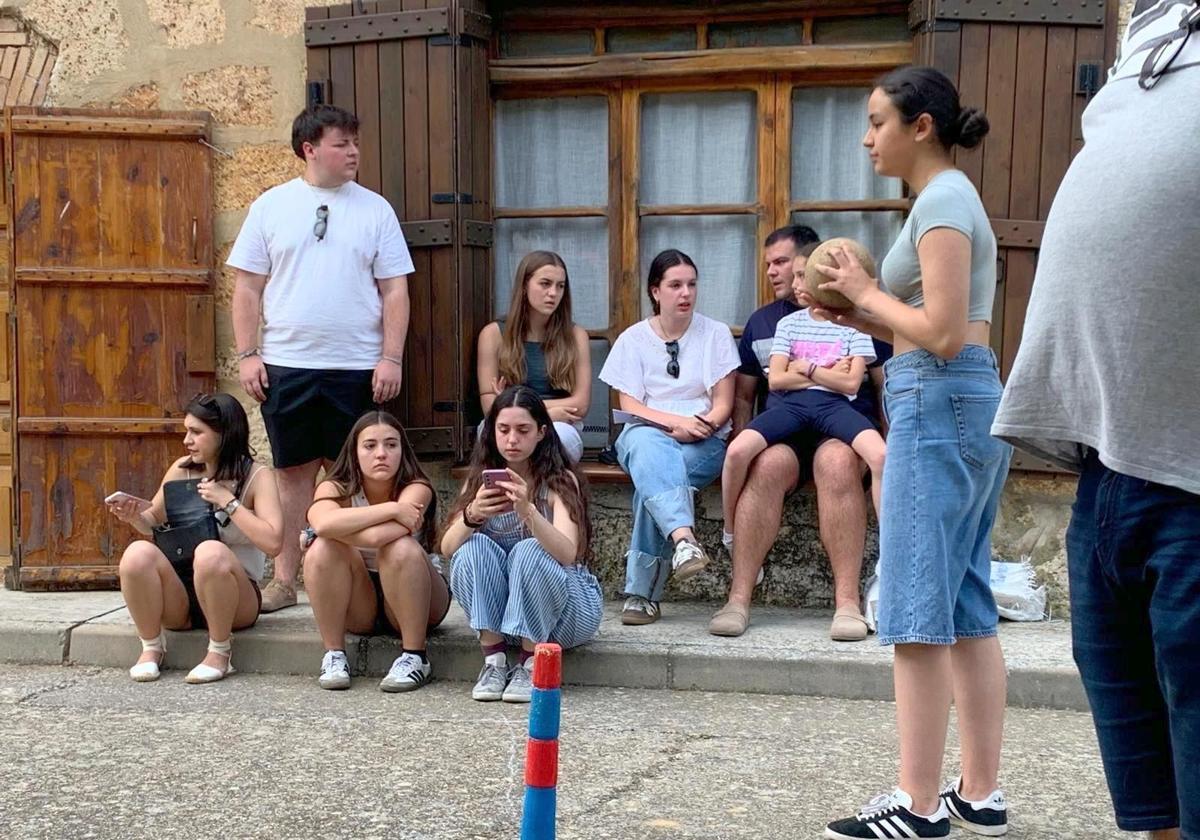 Juegos populares en Cordovilla la Real, que implicaron también a los más jóvenes.