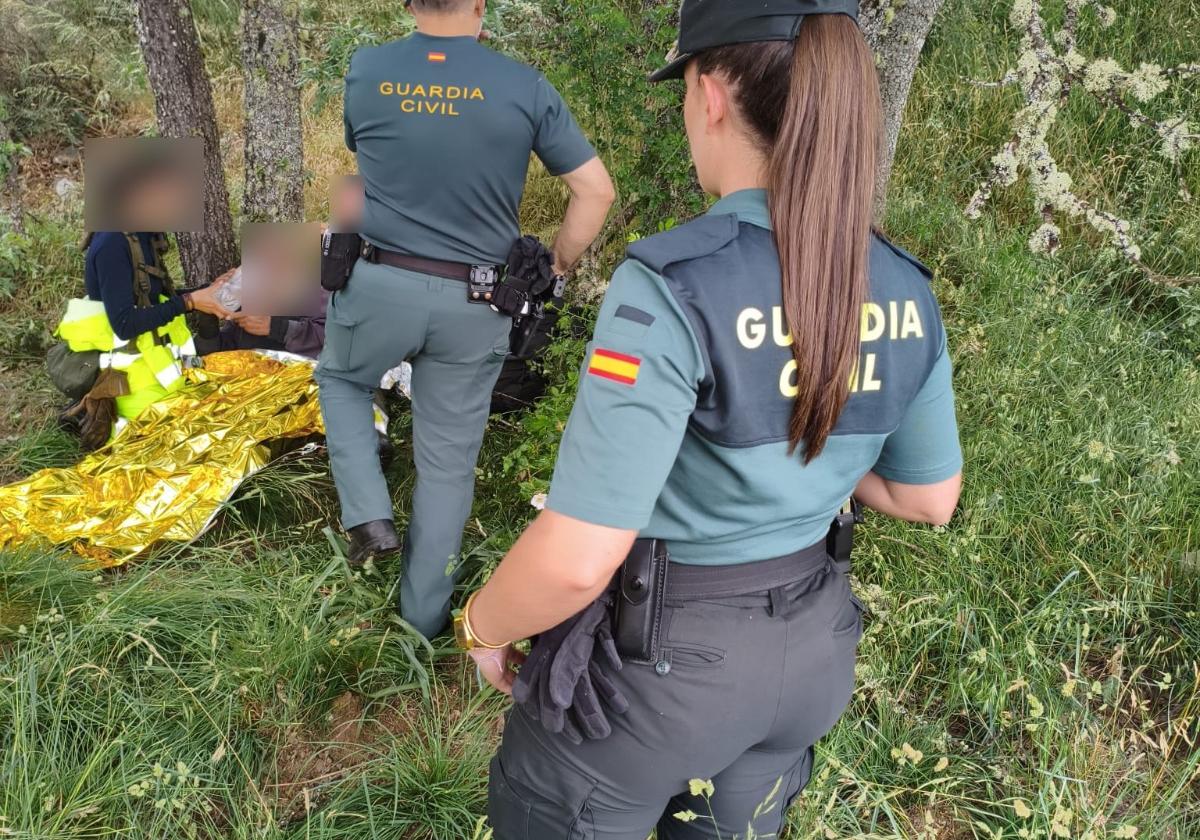 Efectivos del dispositivo de búsqueda atienen al anciano después de dar con él.
